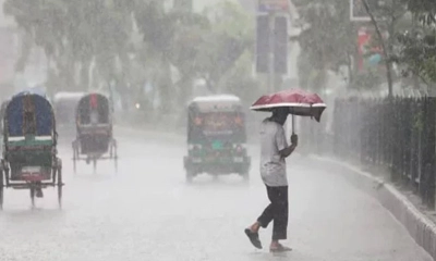 বৃষ্টির সময় ছাতা মাথায় দিয়ে হাঁটছেন এক ব্যক্তি।  ছবি- সংগৃহীত