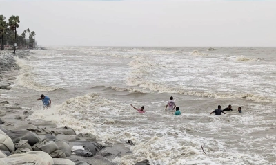 দুর্বল হলেও নিম্নচাপের প্রভাব রয়ে গেছে উপকূলজুড়ে