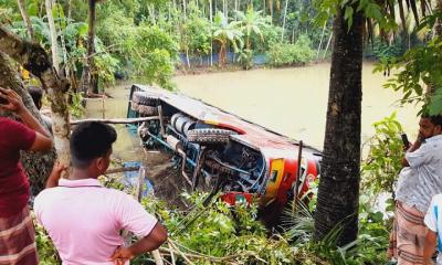 রাজাপুরে বাস খাদে পড়ার ১১ঘণ্টা পর যাত্রীর মরদেহ উদ্ধার