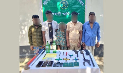 রাজবাড়ীতে অভিযান: বিপুল পরিমাণ অস্ত্র-গুলিসহ ৫ ডাকাত গ্রেপ্তার
