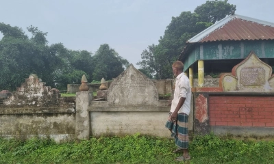 কবরের পাশে পিতার কান্না, পদ্মার ভাঙনে মানবিক বিপর্যয়