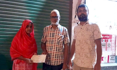 কলেজছাত্রী শারমিন খাতুনের হাতে পরীক্ষার প্রবেশপত্র তুলে দিচ্ছেন সহযোগী অধ্যাপক বায়েজীদ বোস্তামী। ছবি- সংগৃহীত