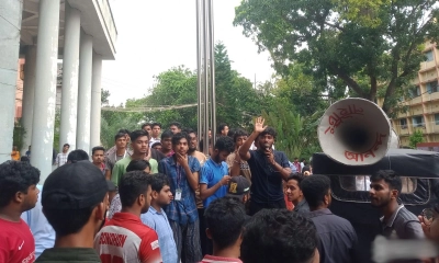 শিক্ষা উপদেষ্টার পদত্যাগের দাবিতে রাজশাহী শিক্ষা বোর্ড ঘেরাও করে বিক্ষোভ