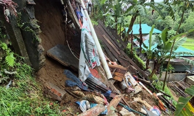 পাহাড়ের মাটি ধসে পড়েছে ঘরের ওপর।  ছবি- রূপালী বাংলাদেশ