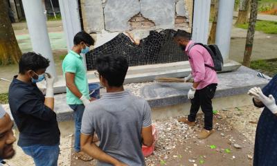 ঝালকাঠিতে সড়ক পরিষ্কার করছে শিক্ষার্থীরা