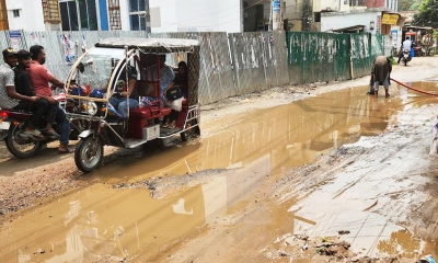 রাজবাড়ীতে বৃষ্টি হলেই পানিতে ডুবে যায় হাসপাতাল সড়ক