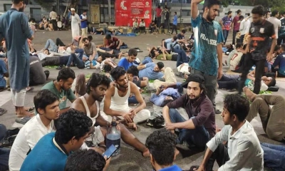 তিন দফা দাবিতে রাস্তায় শুয়ে স্লোগান দিচ্ছেন জবি শিক্ষার্থীরা
