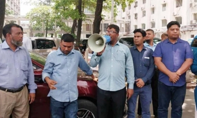 ক্যান্টিন নিয়ে মারামারি, সচিবালয়ে বিক্ষোভ