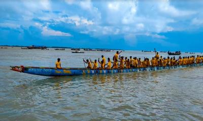 গাইবান্ধায় ব্রহ্মপুত্র নদে ঐতিহ্যবাহী নৌকা বাইচ