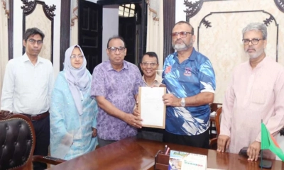 সাম্য হত্যায় প্রতিবেদন ঢাবির উপাচার্য অধ্যাপক ড. নিয়াজ আহমদ খানের কাছে হস্তান্তর করেছে তদন্ত কমিটি । ছবি: সংগৃহীত