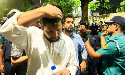 উপদেষ্টা মাহফুজের মাথায় বোতল নিক্ষেপ, অভিযুক্তকে খুঁজছে পুলিশ