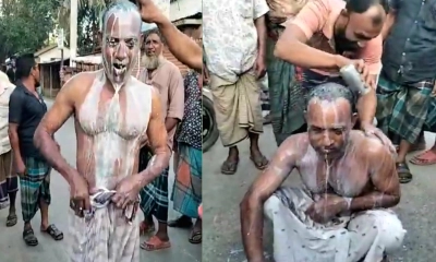 দুধ দিয়ে গোসল করছেন ফজল মিয়া। ছবি- রূপালী বাংলাদেশ
