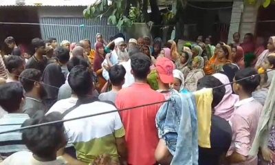 পানিতে ডুবে মারা যাওয়া ‍শিশুদের দেখতে ভিড় করেন এলাকাবাসী। ছবি-রূপালী বাংলাদেশ