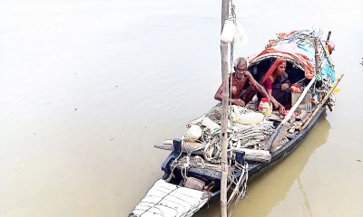 ডিঙি নৌকায় বৃদ্ধ দম্পতির সংসার