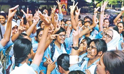 ফল প্রকাশের পর আনন্দ-উল্লাসে শিক্ষার্থীরা। ছবি-সংগৃহীত