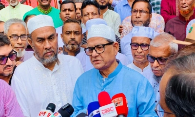 শাহজালাল (রহ.) এর মাজার জিয়ারত শে‌ষে সাংবাদিকদের সঙ্গে কথা বলছেন মির্জা ফখরুল ইসলাম আলমগীর। ছবি- রূপালী বাংলাদেশ