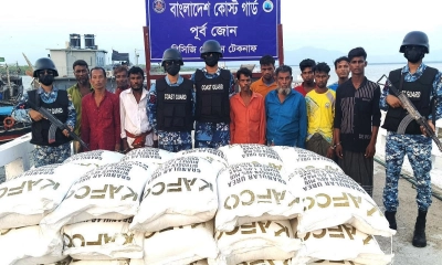 মিয়ানমারে পাচারকালে ৭৪২ বস্তা সারসহ ১১ জন আটক