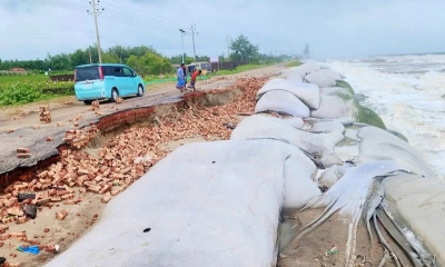 প্রবল জোয়ারে মেরিন ড্রাইভে ভাঙন