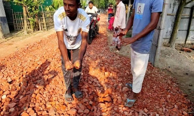ঠাকুরগাঁওয়ে রাস্তা নির্মাণে নিম্নমানের খোয়া, ব্যবস্থা নেয়নি স্থানীয় সরকার