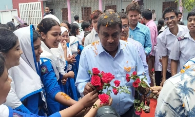 ঠাকুরগাঁওয়ে প্রধান শিক্ষককে রাজকীয় বিদায় দিল শিক্ষার্থীরা