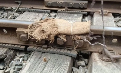 ভাঙা রেললাইনে পাটের বস্তা দিয়ে পার করা হলো চারটি ট্রেন