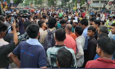 সড়ক ছাড়েননি ইউআইইউ শিক্ষার্থীরা, রোববার ‌‘ঢাকা ব্লকেড’