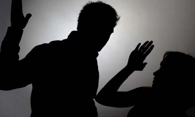 আবাসিক হোটেলের কক্ষে ঢুকে নারীকে মারধর