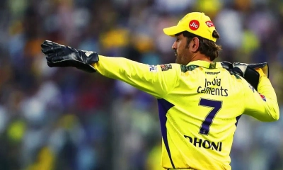অবসরের সিদ্ধান্ত নিজে নিতে চান না ধোনি!