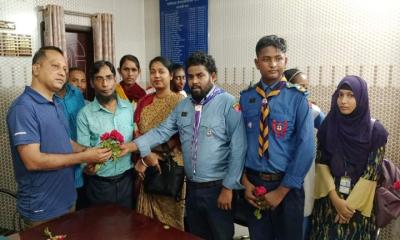 পুলিশকে কাজে ফেরায় ফুলেল শুভেচ্ছা