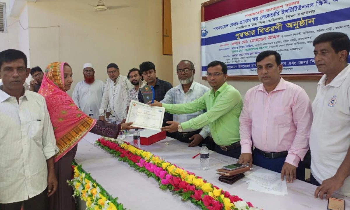 কৃতি শিক্ষার্থীদের মাঝে সম্মাননা তুলে দেওয়া হয়। ছবি- রূপালী বাংলাদেশ