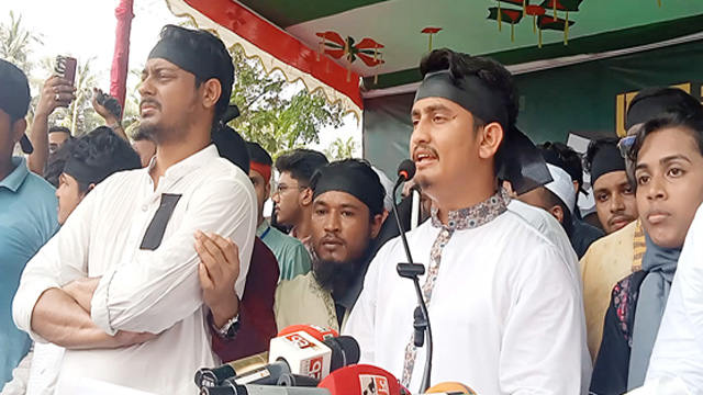 চাঁদপুর শহরের বাসস্ট্যান্ড এলাকায় এনসিপির পদযাত্রা উপলক্ষে আয়োজিত সমাবেশে বক্তব্য রাখছেন মুখ্য সংগঠক (উত্তরাঞ্চল) সারজিস আলম। ছবি- সংগৃহীত