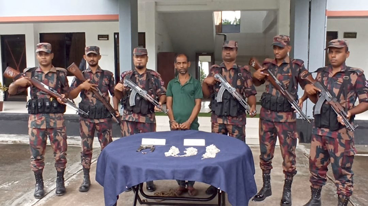 সাতক্ষীরায় পিস্তল, গুলিসহ চোরাকারবারিকে আটক করেছে বিজিবি