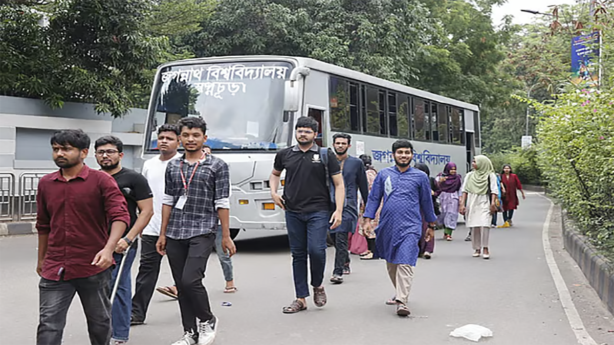 একের পর এক বাসে করে কাকরাইলে জড়ো হচ্ছে জবি শিক্ষার্থীরা