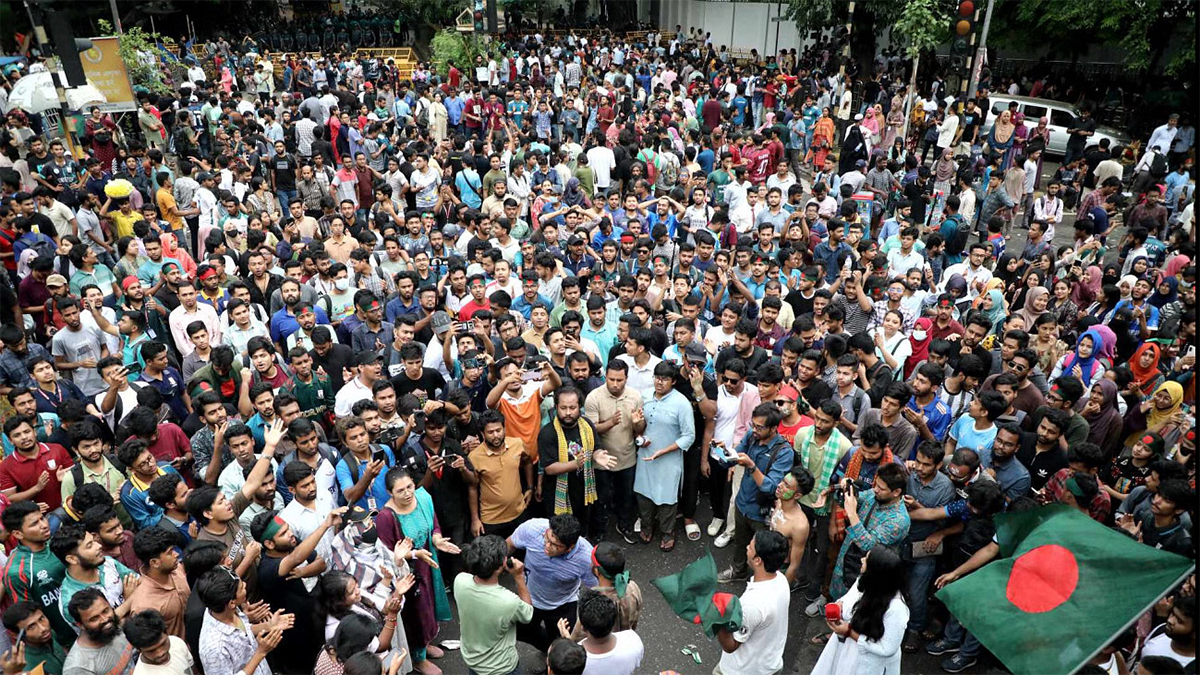 কাকরাইল মোড় অবরোধ করে আন্দোলন করছেন জগন্নাথ বিশ্ববিদ্যালয়ের (জবি) শিক্ষক-শিক্ষার্থীরা।    ছবি: সংগৃহীত