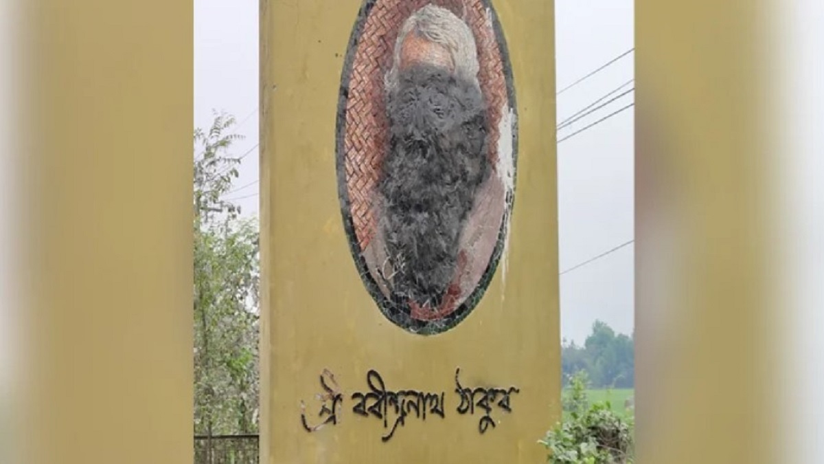 রবীঠাকুরের ম্যুরালে কালি দিল দুর্বৃত্তরা, ভক্তদের ক্ষোভ