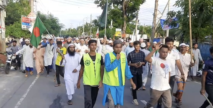 বাগেরহাটের বিভিন্ন এলাকায় বিজয় মিছিল ও মিষ্টি বিতরণ