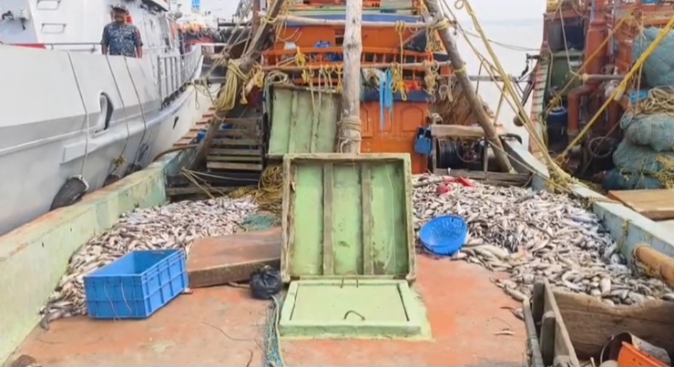 ৩১ জেলেসহ ভারতীয় দুটি জাহাজ আটক