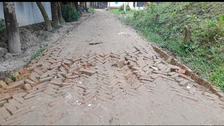 গফরগাঁওয়ে কাজ শেষ না হতেই দেবে যাচ্ছে রাস্তা