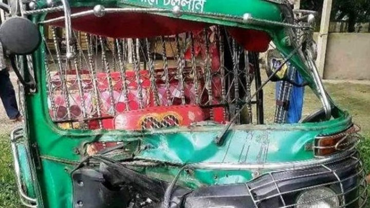 নেত্রকোণায় সিএনজি ও হ্যান্ডট্রলি সংঘর্ষে নিহত ১, আহত ৪