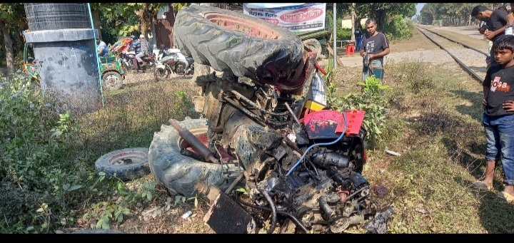 গফরগাঁওয়ে ট্রেনের সঙ্গে ট্রাকের সংঘর্ষ, আহত  ৫
