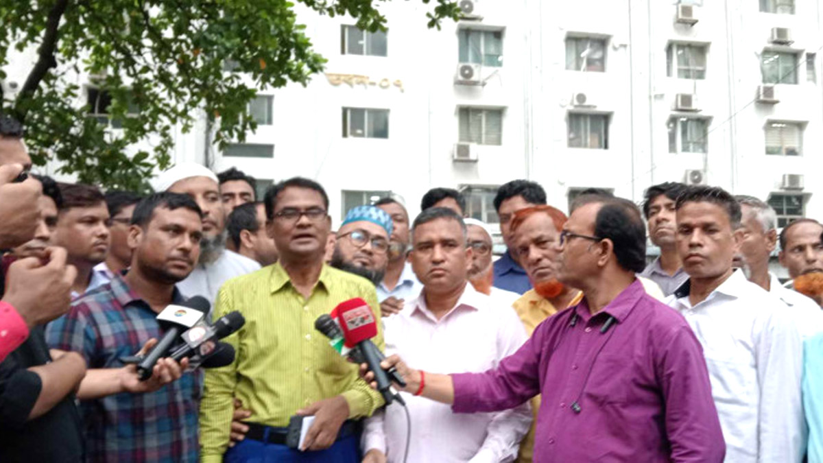 বিক্ষোভরত কর্মচারীরা।  ছবি- সংগৃহীত