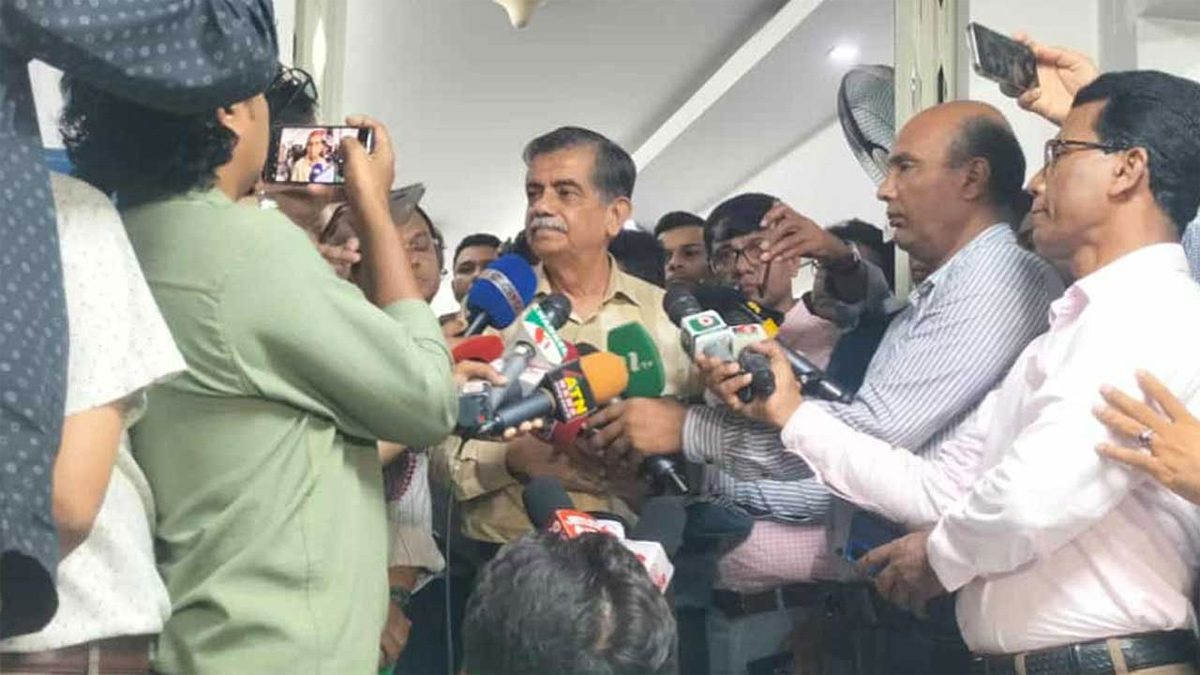 সাংবাদিকদের সঙ্গে আলাপকালে শিক্ষা উপদেষ্টা সি আর আবরার। ছবি- সংগৃহীত