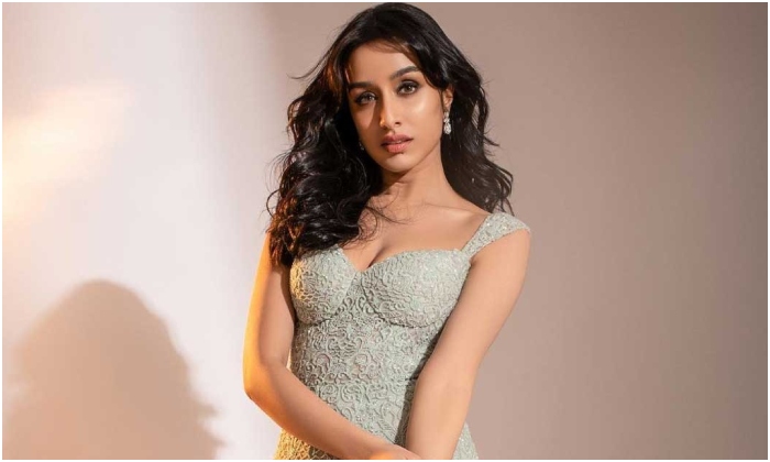 প্রেমের সমীকরণ নিয়ে মুখ খুললেন শ্রদ্ধা