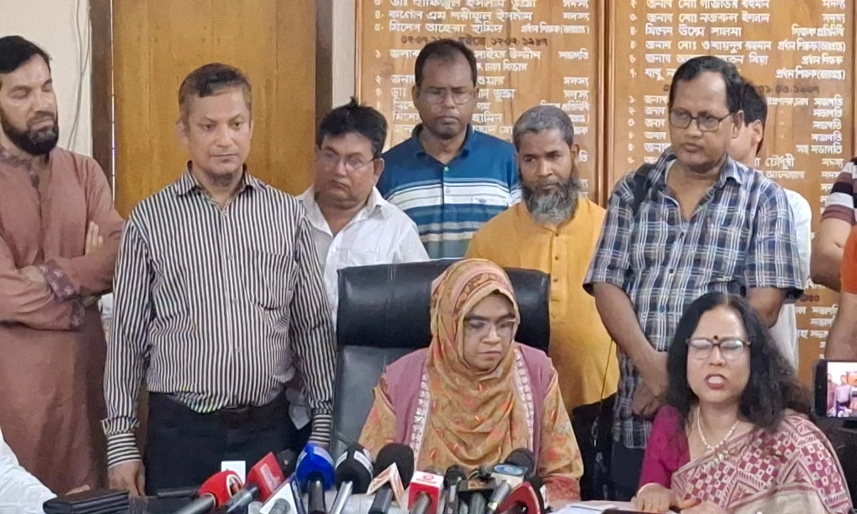 সংবাদ সম্মেলন করেন ভারপ্রাপ্ত অধ্যক্ষ ইভানা তালুকদার। ছবি- রূপালী বাংলাদেশ
