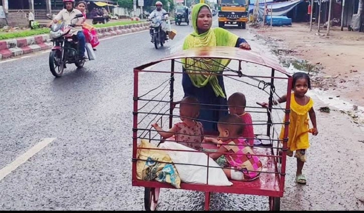 রাস্তায় চার সন্তান নিয়ে  জান্নাতের জীবনযুদ্ধ
