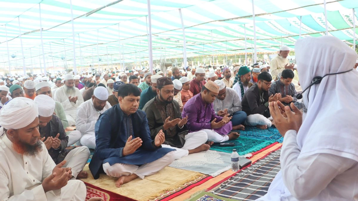টাঙ্গাইল কেন্দ্রীয় ঈদগাহে পবিত্র ঈদুল আযহার জেলার প্রধান জামাত অনুষ্ঠিত। ছবি-রূপালী বাংলাদেশ