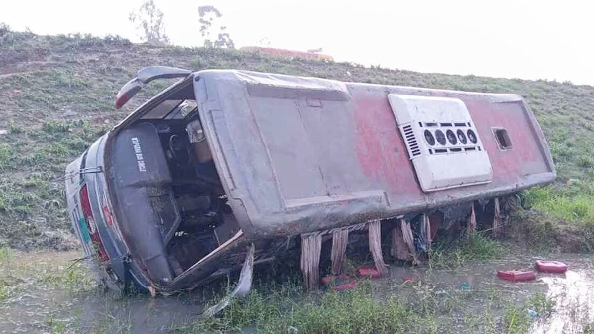 কালিহাতীতে নিয়ন্ত্রণ হারিয়ে বাস খাদে। ছবি- সংগৃহীত