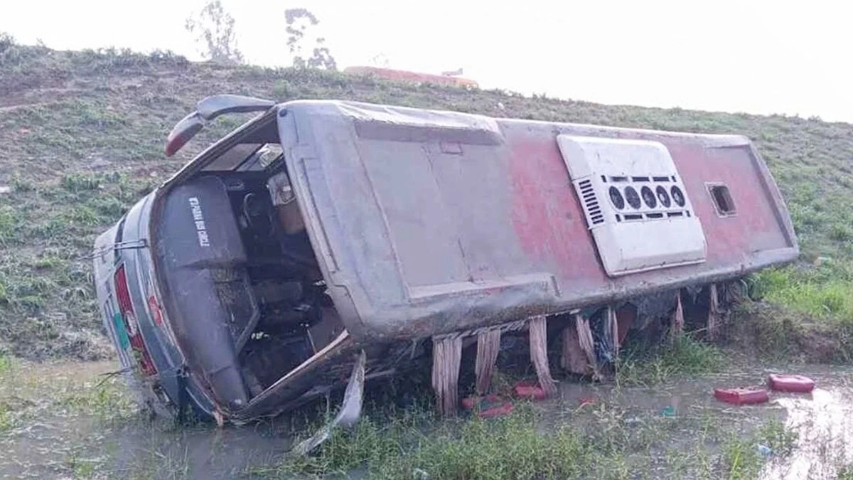 কালিহাতীতে নিয়ন্ত্রণ হারিয়ে বাস খাদে। ছবি- সংগৃহীত