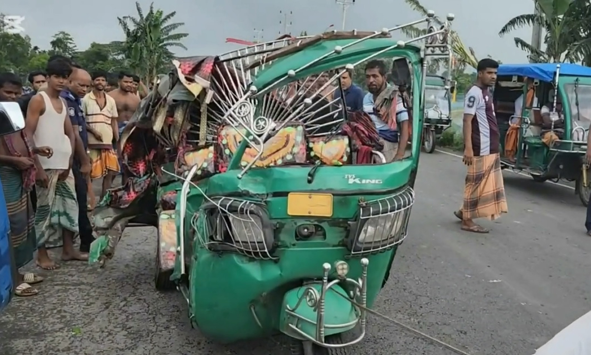 টাঙ্গাইলে বাস-সিএনজি সংঘর্ষ। ছবি- রূপালী বাংলাদেশ