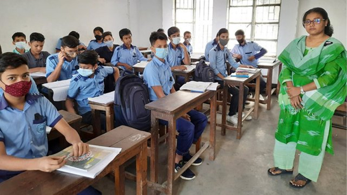 ক্লাসরুমে শিক্ষার্থীদের সঙ্গে শিক্ষিকা। ছবি- সংগৃহীত